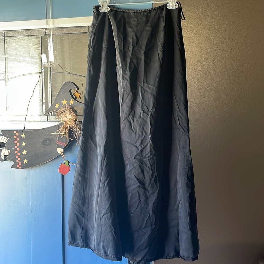 Really nice black skirt, pure silk with liner